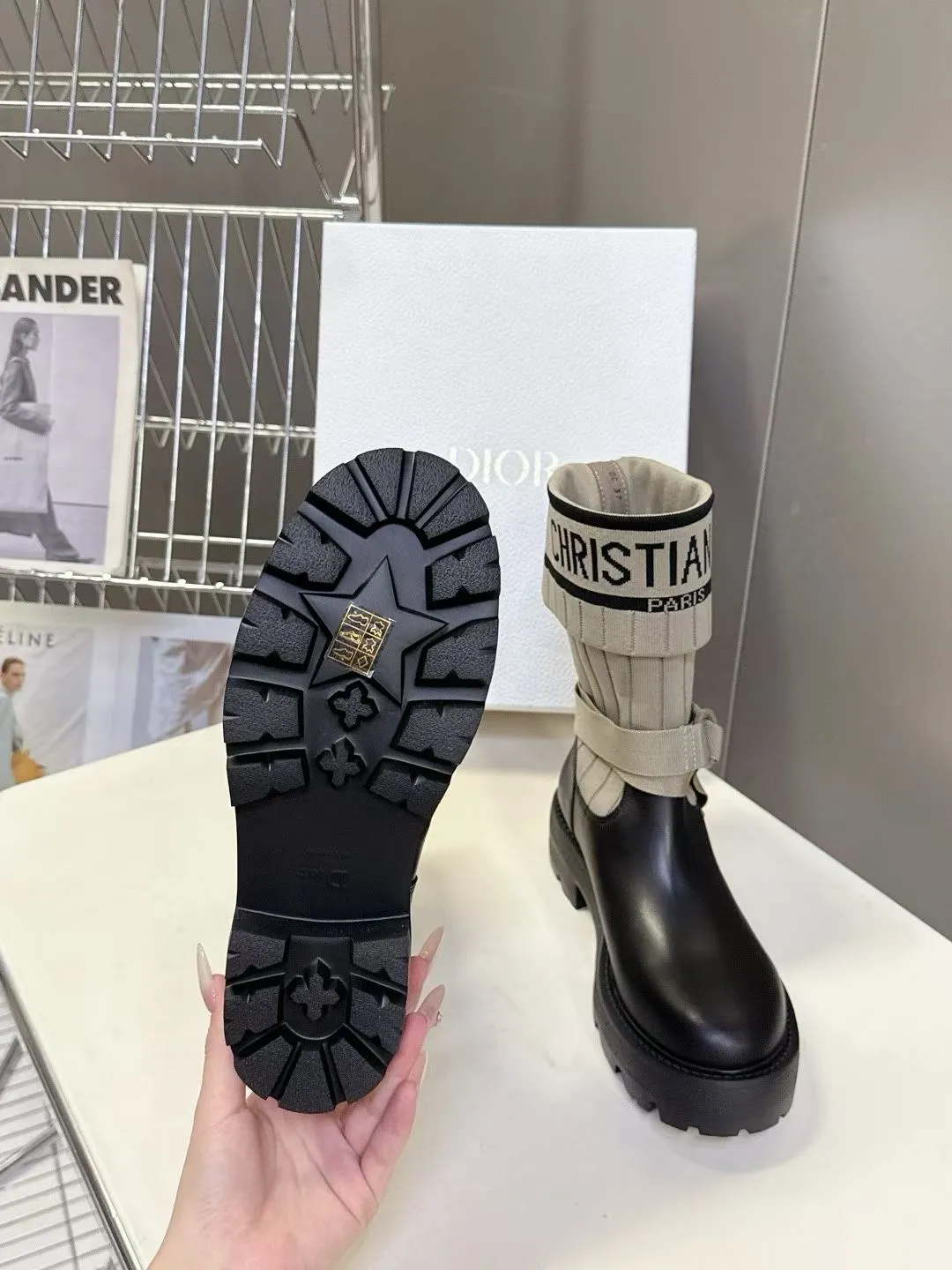 👟👟Ex-factory price 560👟👟Dior color matching new boots for autumn and winter, the latest flying woven letter logo for autumn and winter, round-toe high-top knight boots for women, the same style for celebrity Narna Qian and the same style for Yi Mengling. Material: First-layer cowhide spliced ​​with fly-knit fabric, sheepskin lining for feet, original molded TPU outsole Size: 35-40 yards